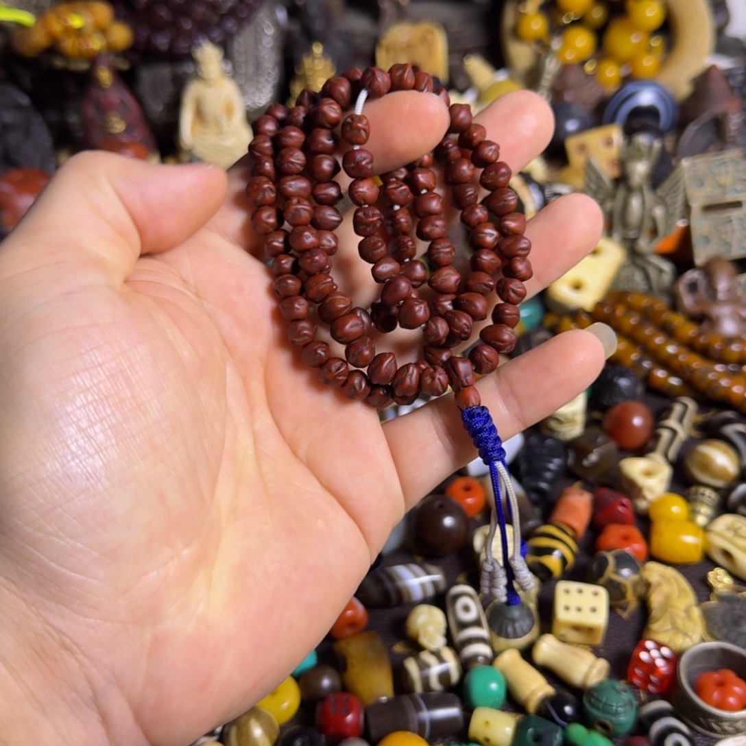 琉璃颈饰如图如图