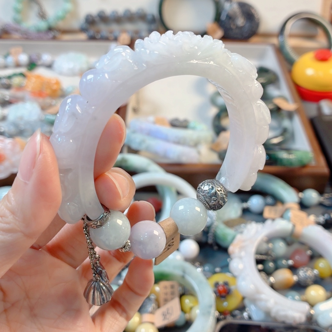 忐****翡翠未镶嵌颈饰手串