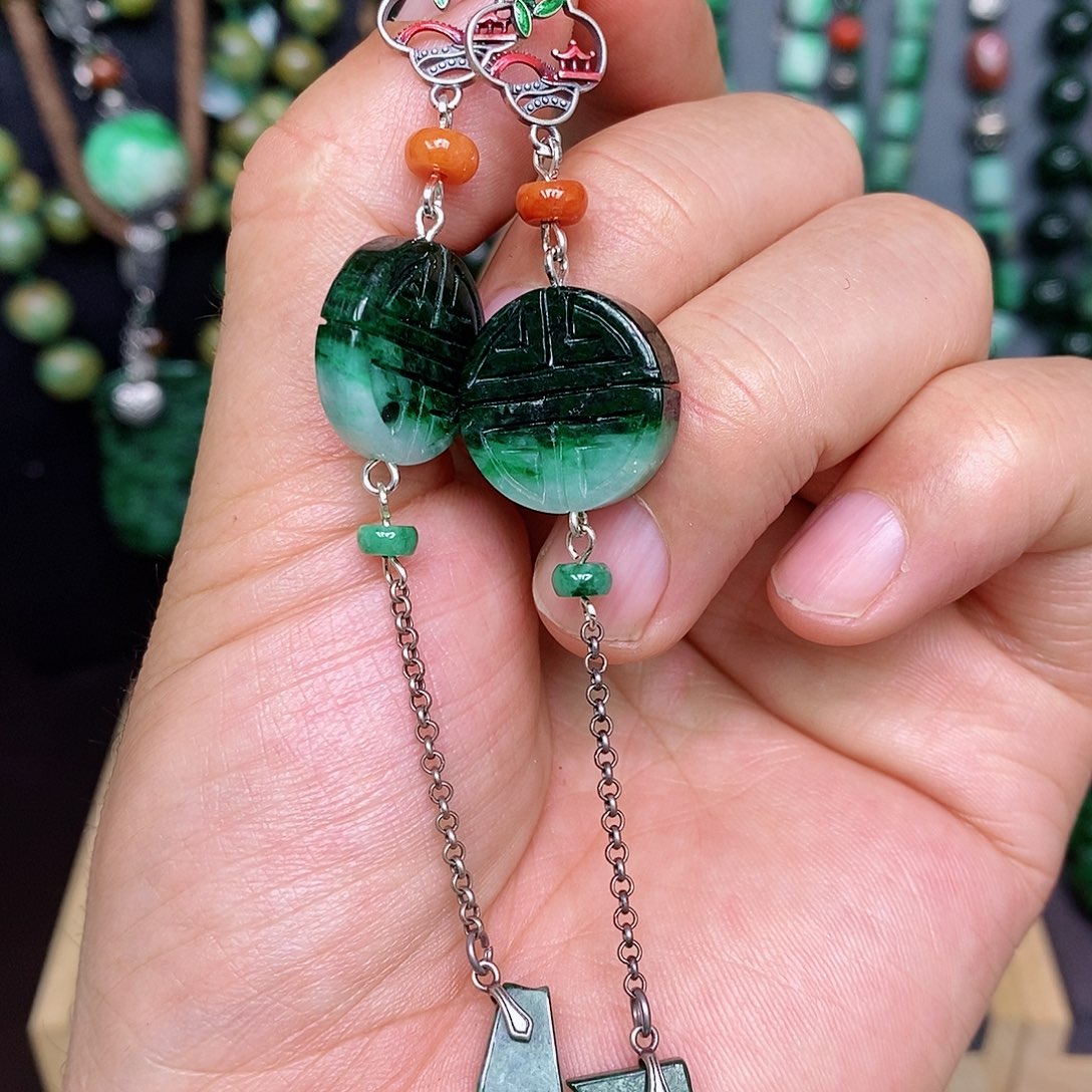 翡翠未镶嵌耳饰漂亮美眉