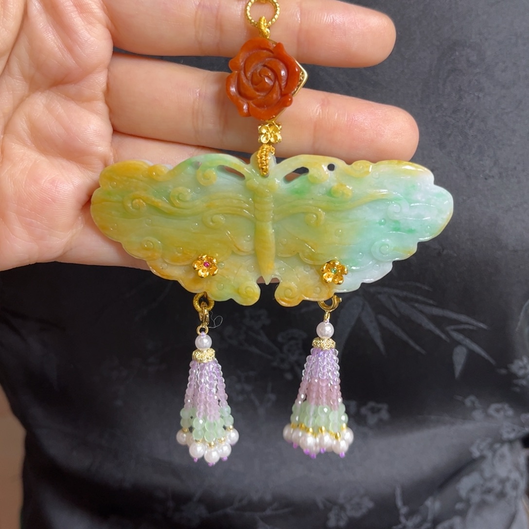 翡翠颈饰未镶嵌俏色蝴蝶