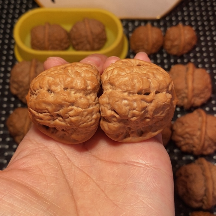 文玩核桃把件超大腿蟾形好