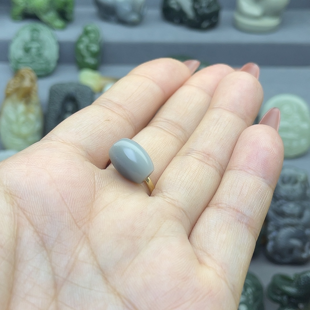 胡***汤和田玉未镶嵌颈饰