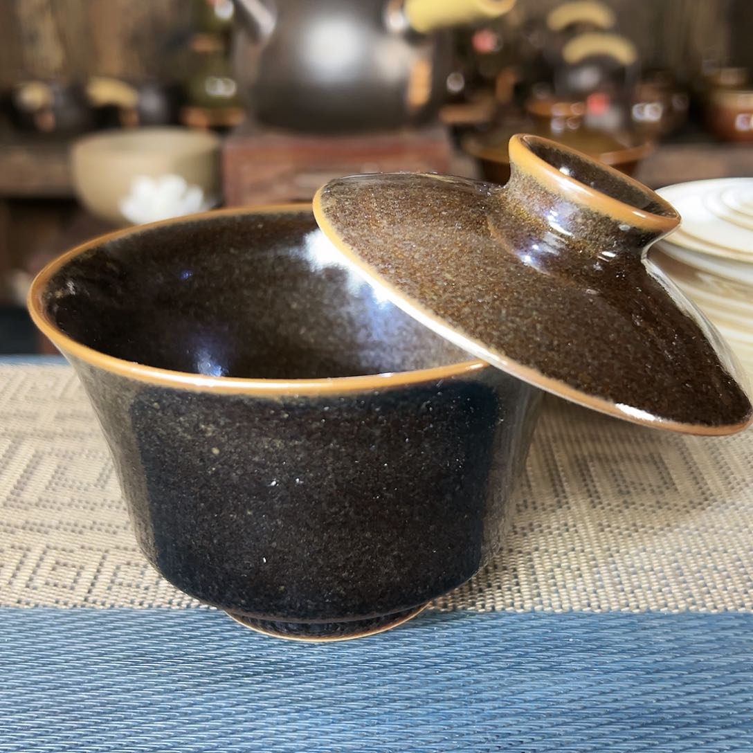 纯手工制作的马蹄盖碗