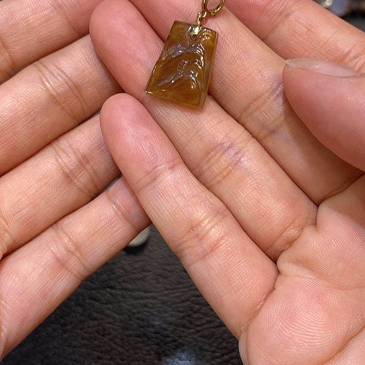 翡翠18K金镶嵌颈饰翡翠山子