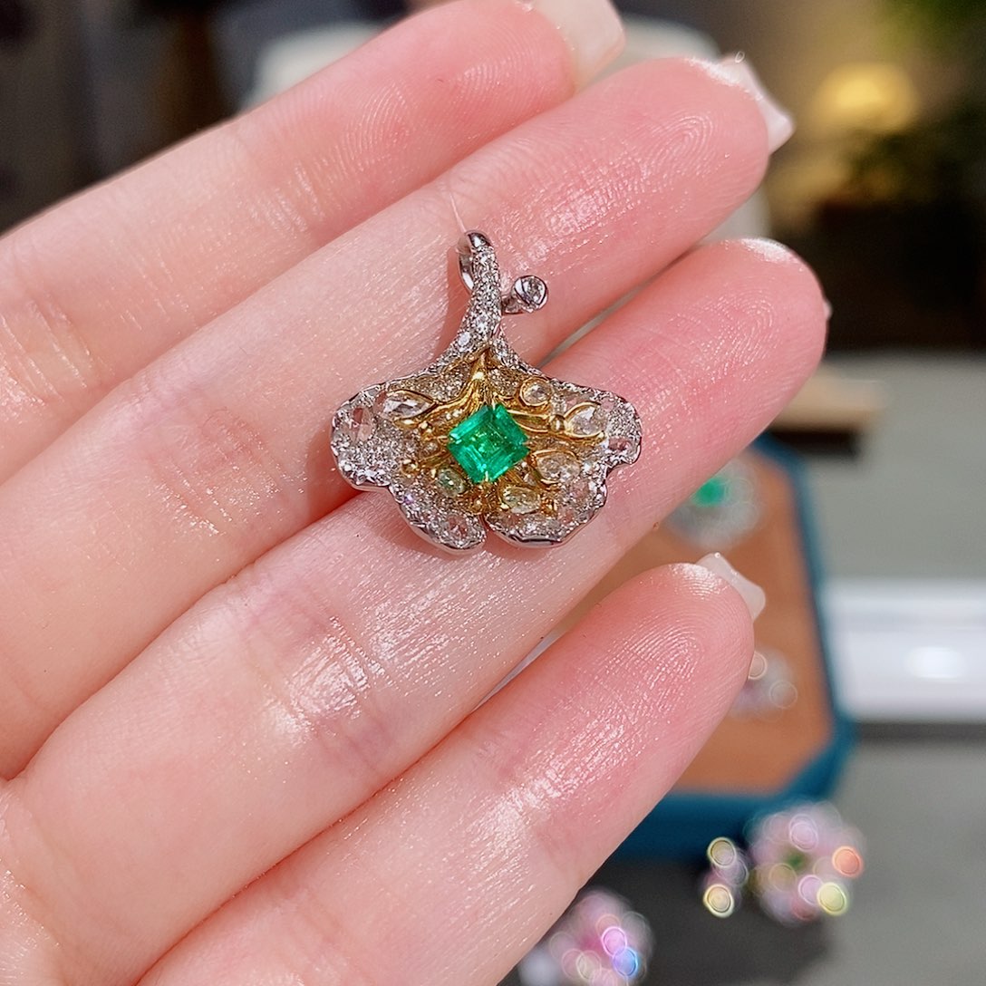 18K金镶嵌颈饰祖母绿0.275ct