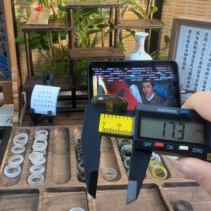 蛇纹石玉颈饰合金