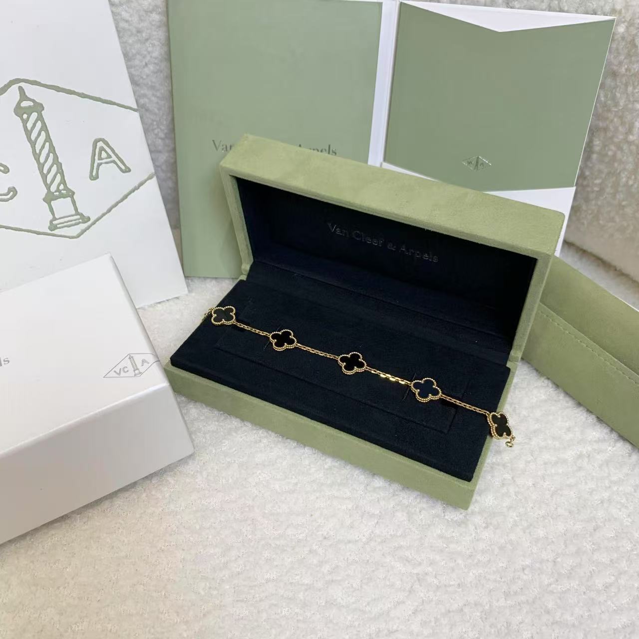99新 梵克雅宝 壹臻/18k金黑玛瑙五花手链 18年 68893699