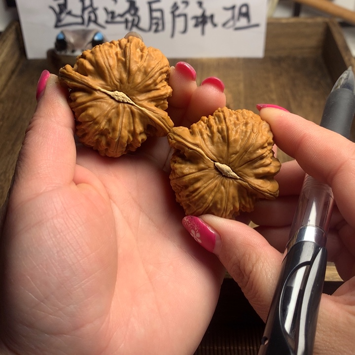 文玩核桃吊坠向****5白狮