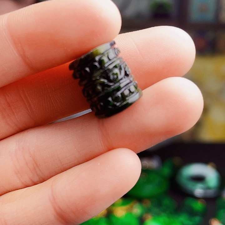 翡翠未镶嵌颈饰多样性