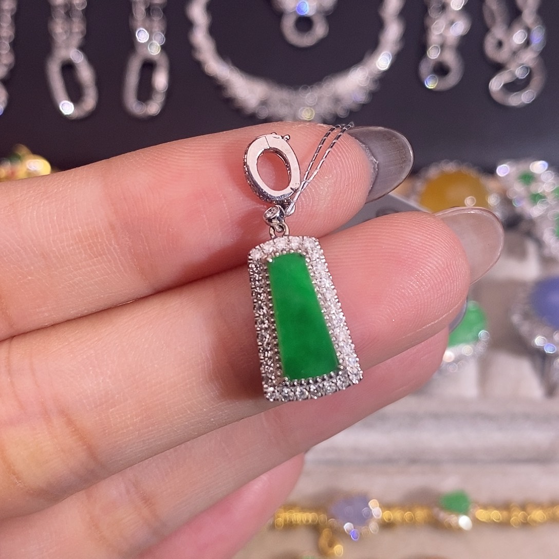 翡翠18K金镶嵌颈饰吊坠