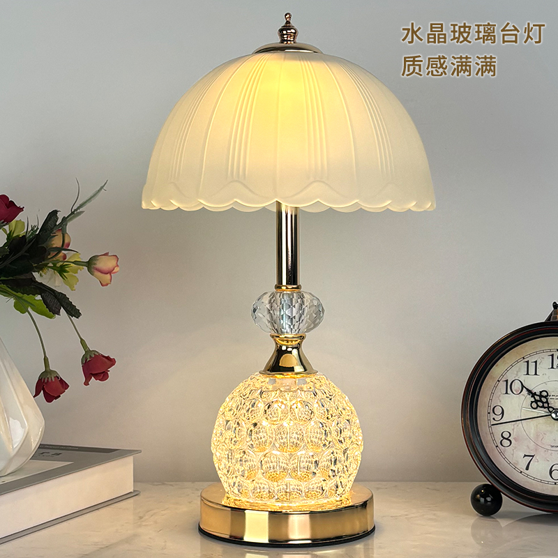 现代简约2025新款LED台灯三色变光轻奢卧室床头灯浪漫温馨礼品灯