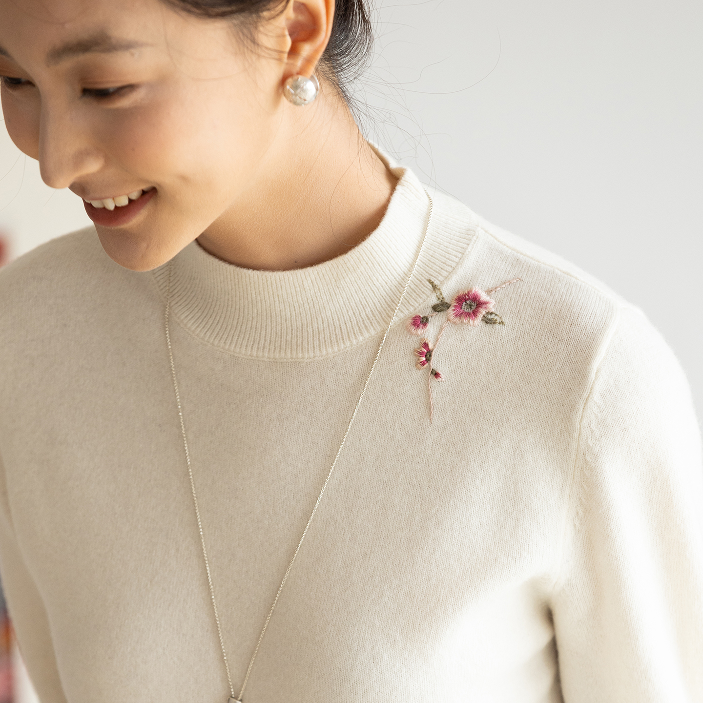 牧衣游原创 手工刺绣纯羊毛套头衫新款柔软舒适百搭打底毛衣 冬森