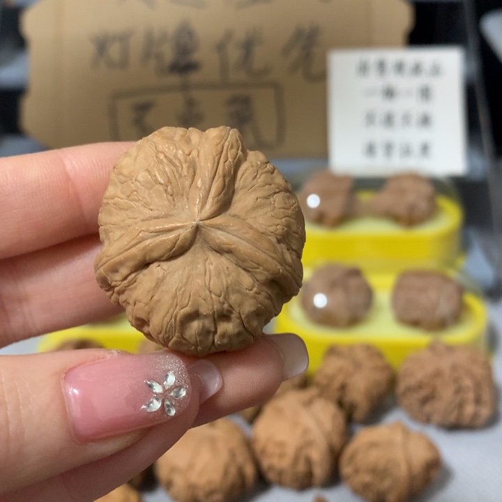 o***哥文玩核桃吊坠异形单只，有瑕疵