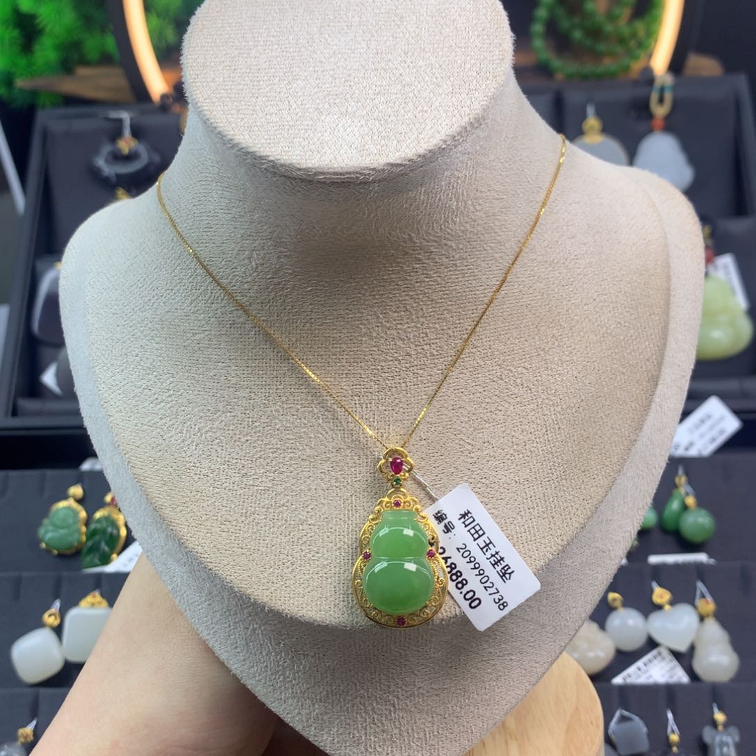 和田玉吊坠18K金镶嵌