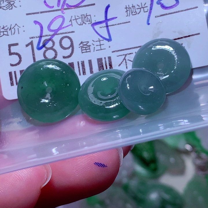 沈***帆翡翠未镶嵌颈饰翡翠