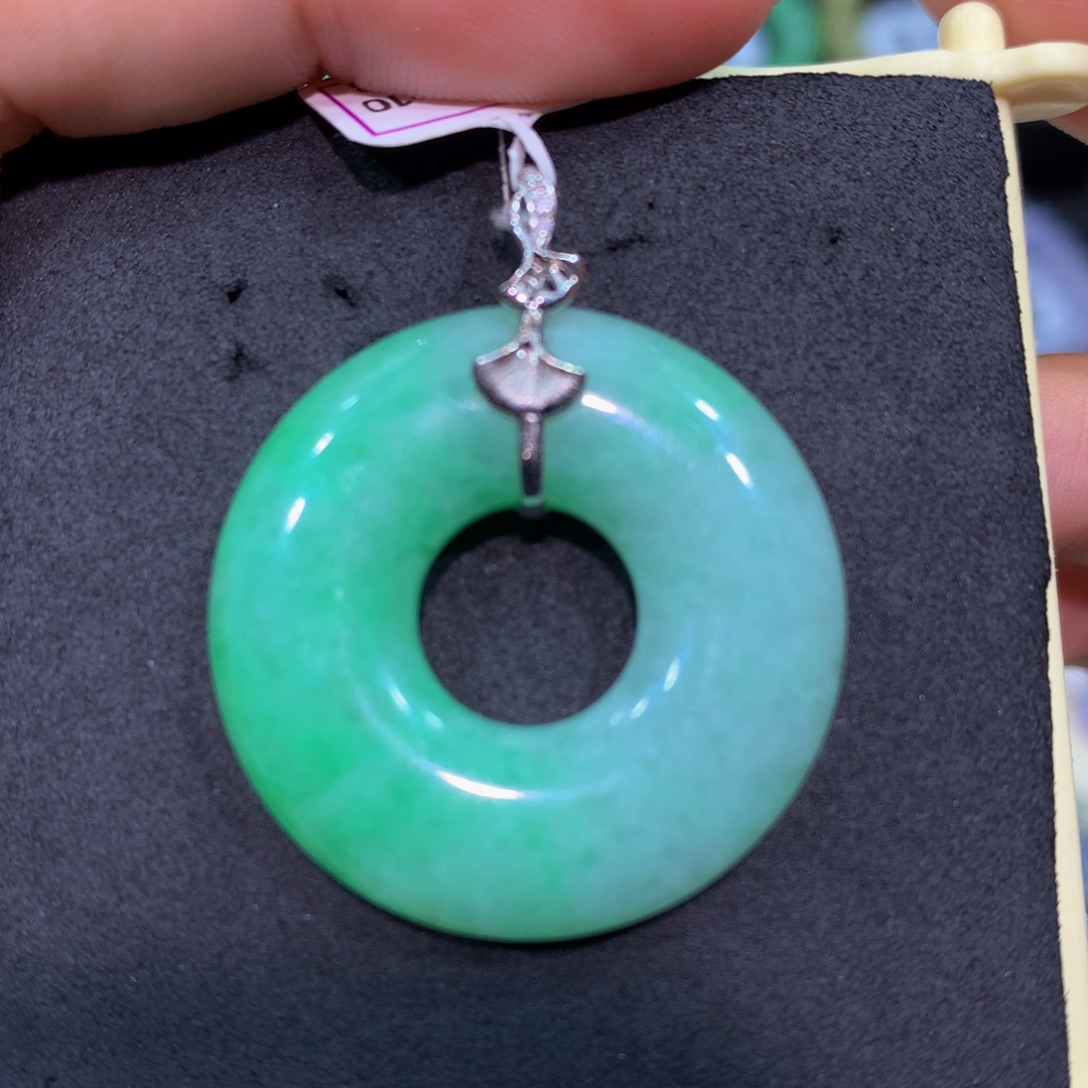 翡翠18K金镶嵌颈饰翡翠