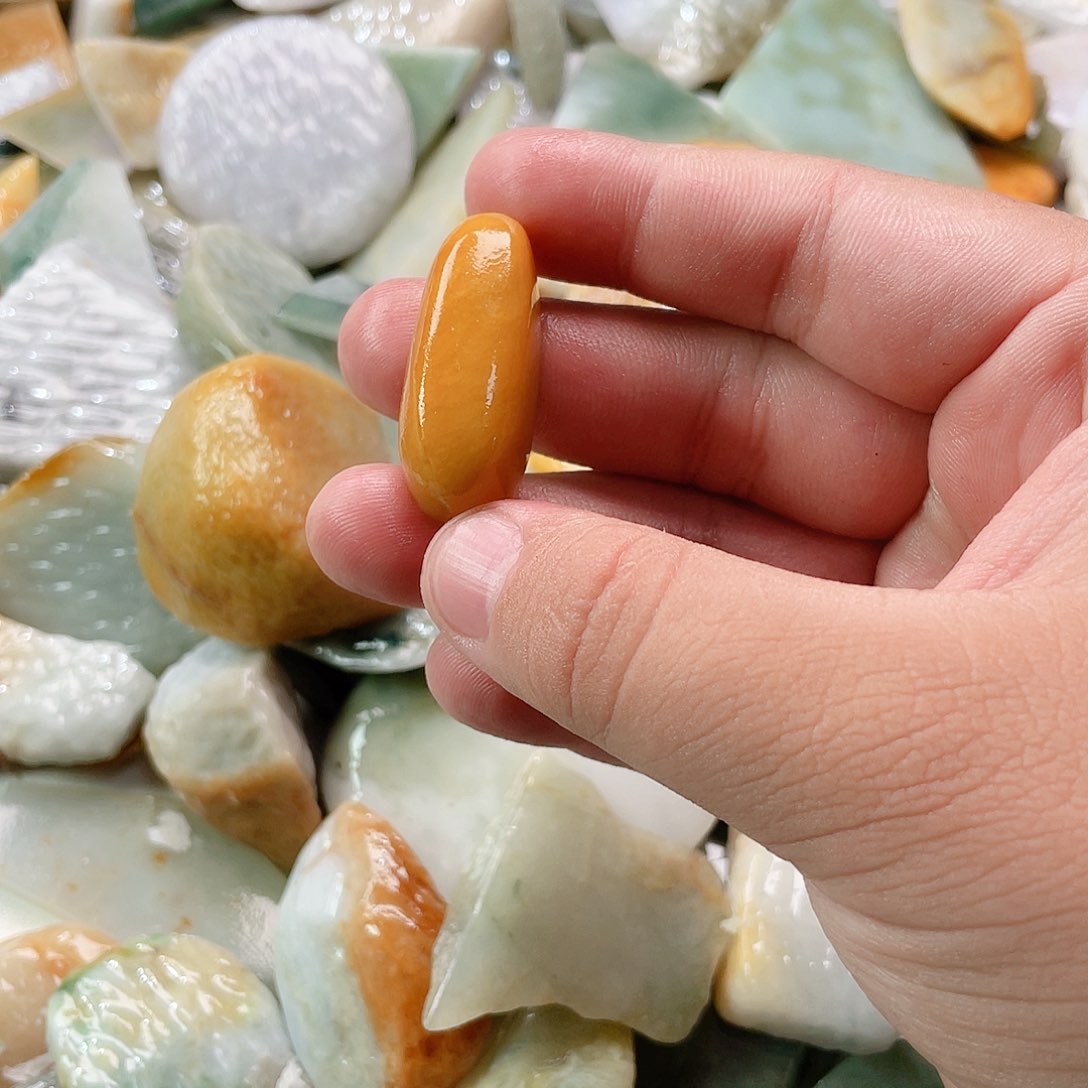 翡翠颈饰未镶嵌汤*