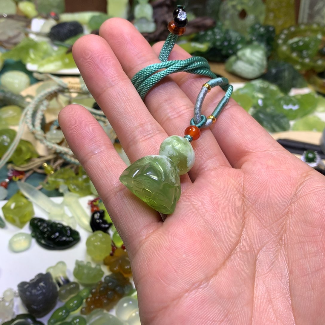 岫玉未镶嵌颈饰莲蓬