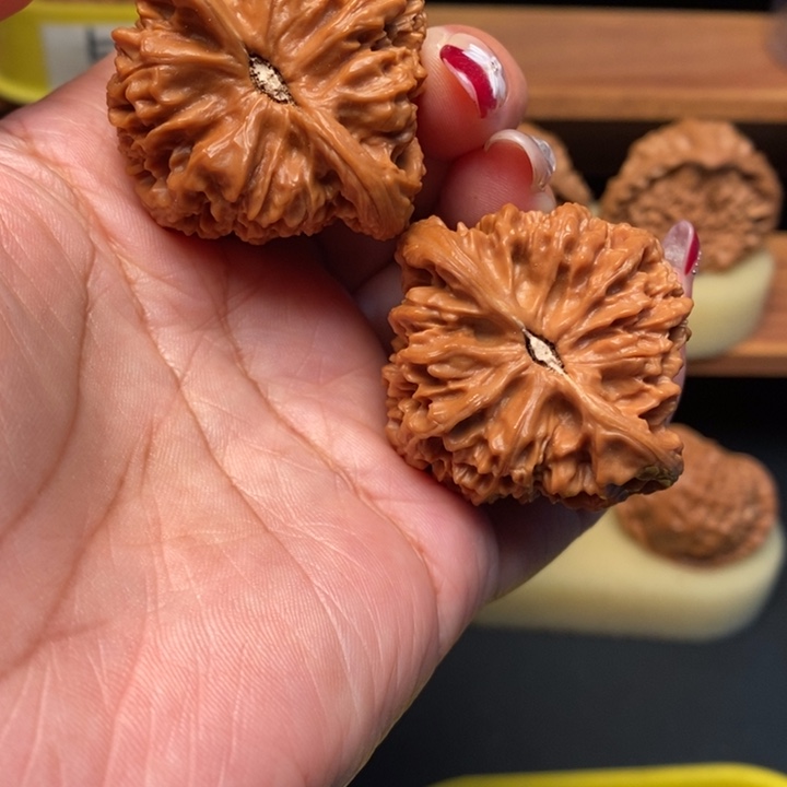 喝***▓吊坠文玩核桃43全品三角疆红皮