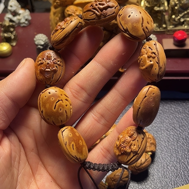 大桃核雕刻瑕疵无相佛
