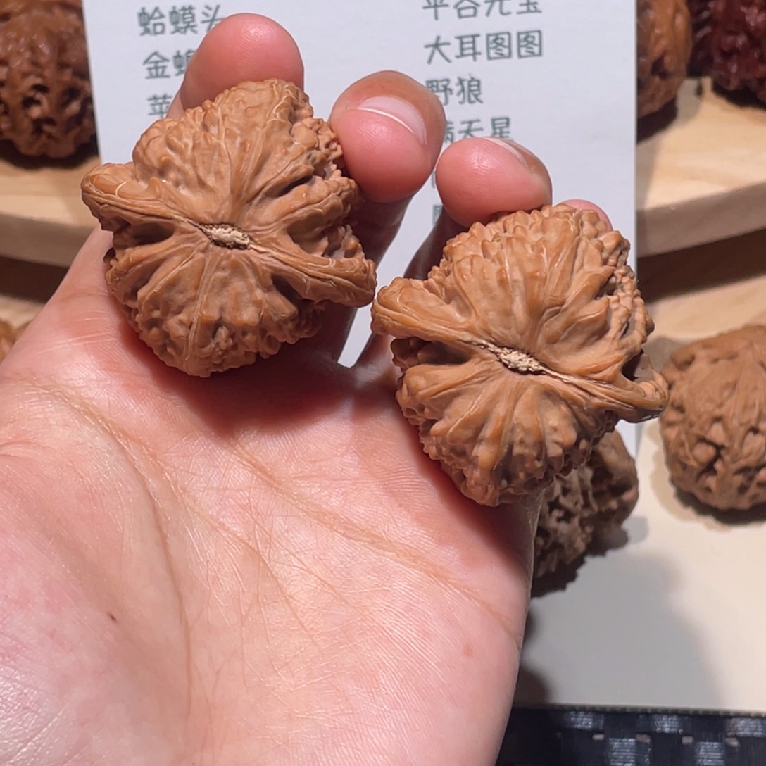 大***心文玩核桃吊坠40 40 三角白 3755