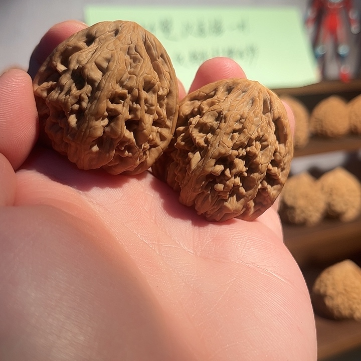 文玩核桃吊坠虎头王有裂 看准拍