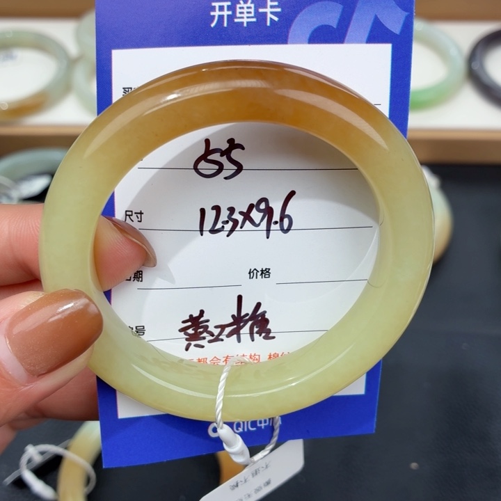 小***甜和田玉未镶嵌手镯