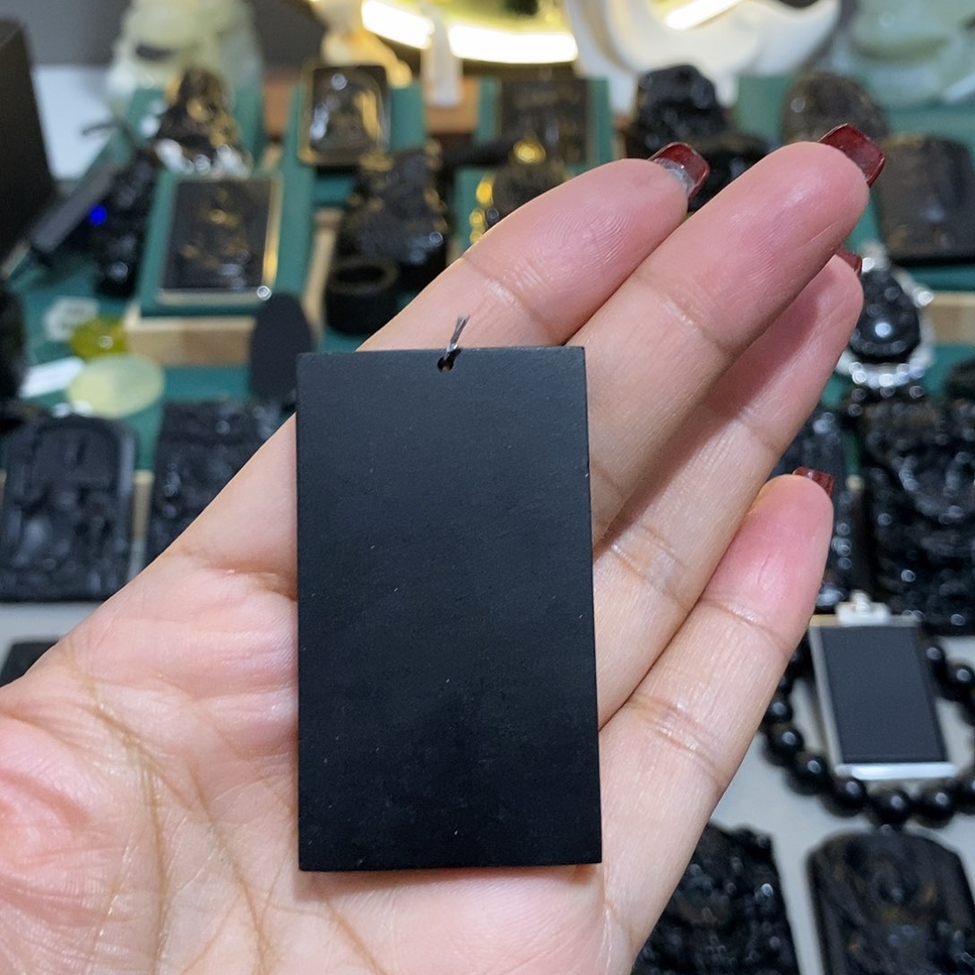 蛇纹石玉颈饰未镶嵌猫**人