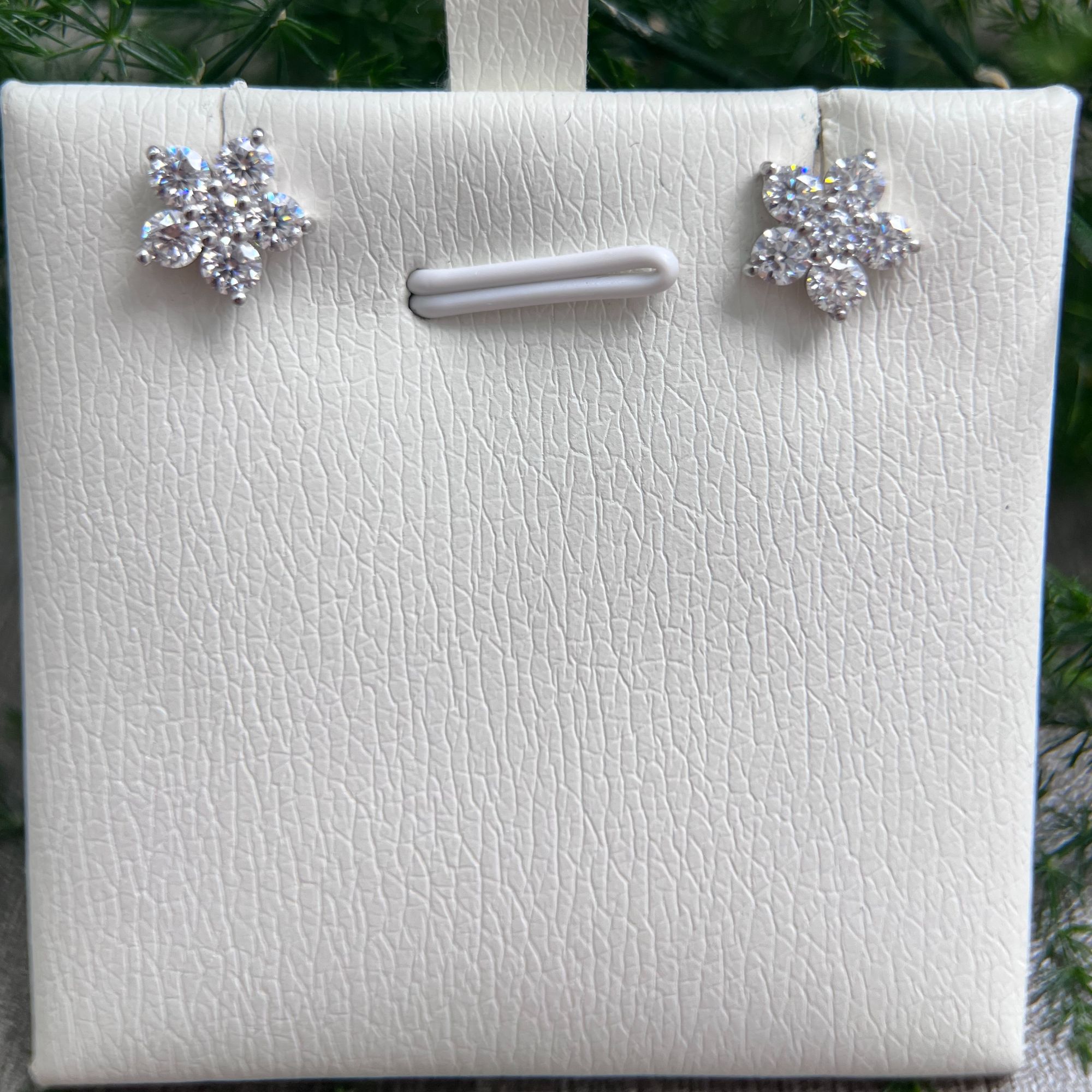 铂金镶嵌五叶雪花耳钉