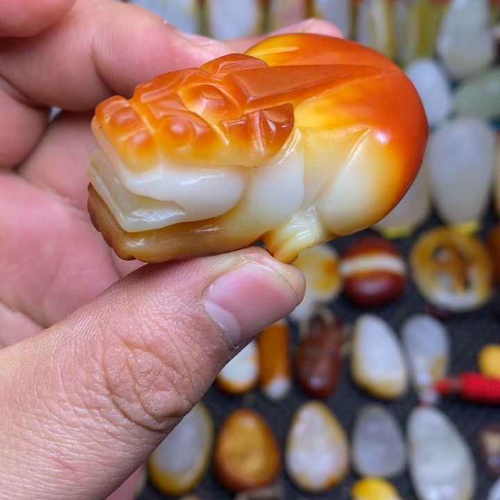 和田玉未镶嵌吊坠(赠链)