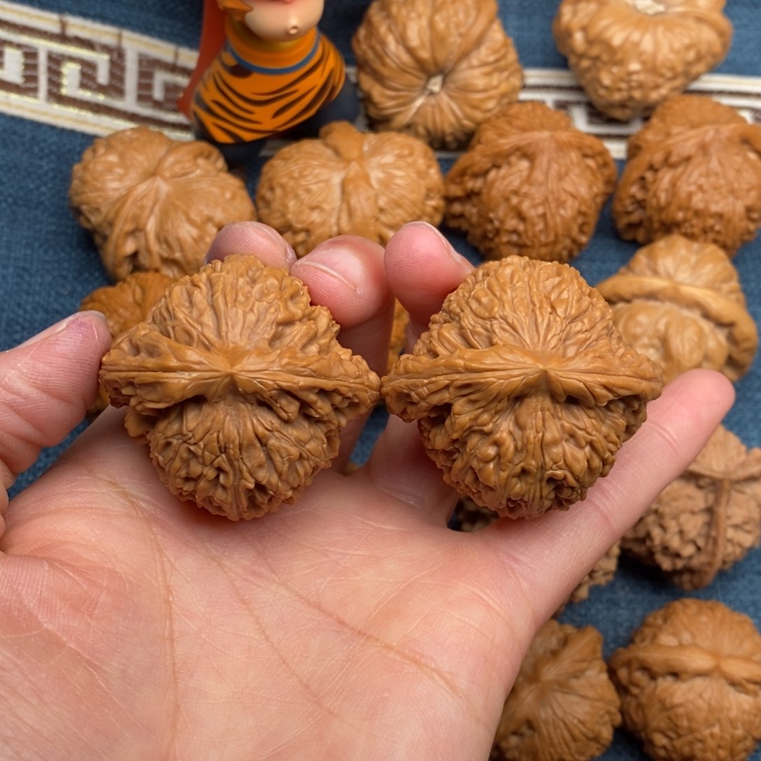 文玩核桃把件Ｇ**ｇ43精配三角疆