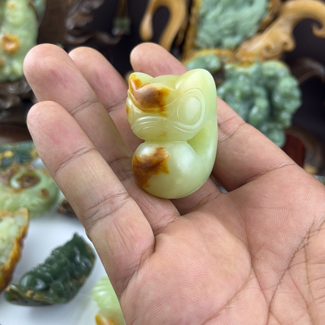 未镶嵌岫岩河磨玉（透闪石质玉）把件