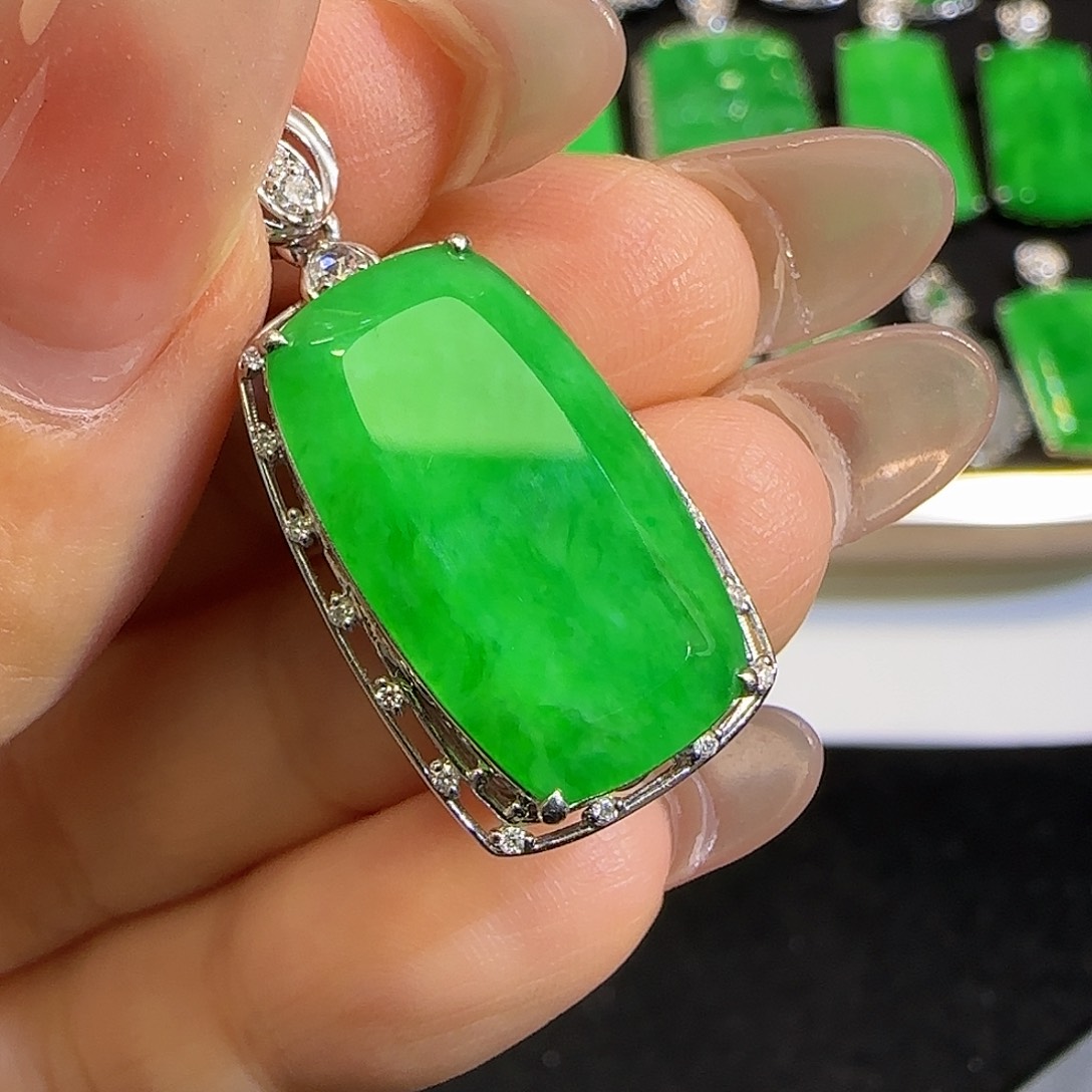 翡翠颈饰18K金镶嵌无事牌