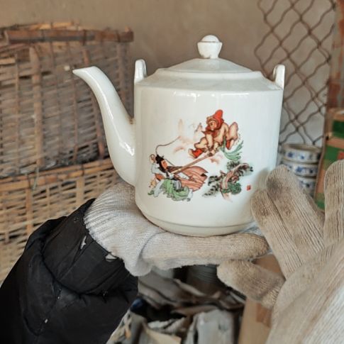 库存微瑕提梁壶一个