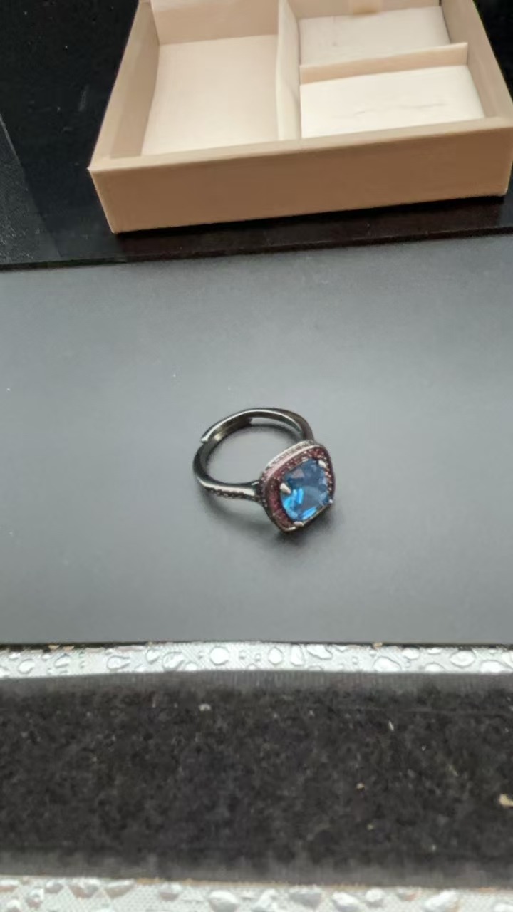 戒指 戒指高雅华贵 灿若星河 雍容华贵 色彩缤纷