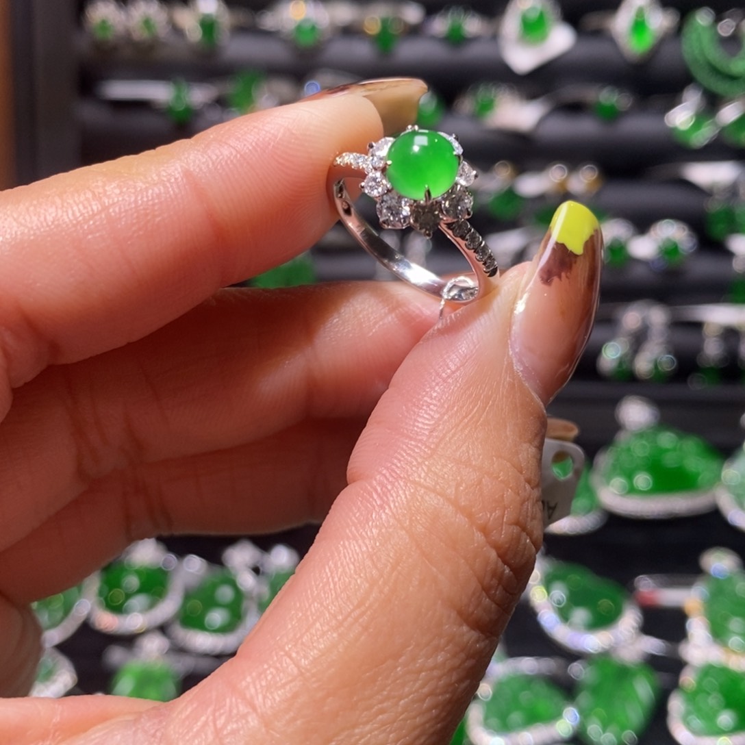 翡翠戒指18K金镶嵌蛋面戒指