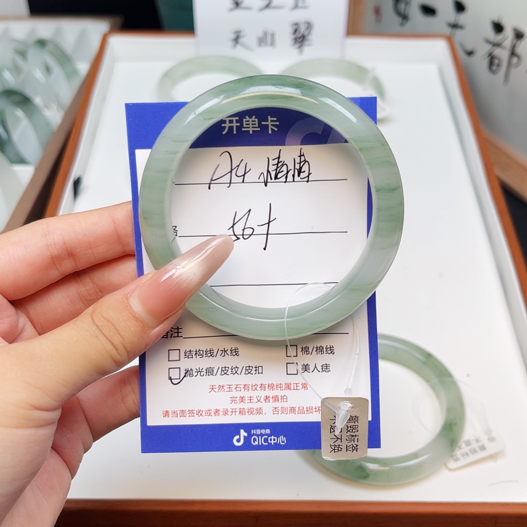 未镶嵌手镯石英质玉