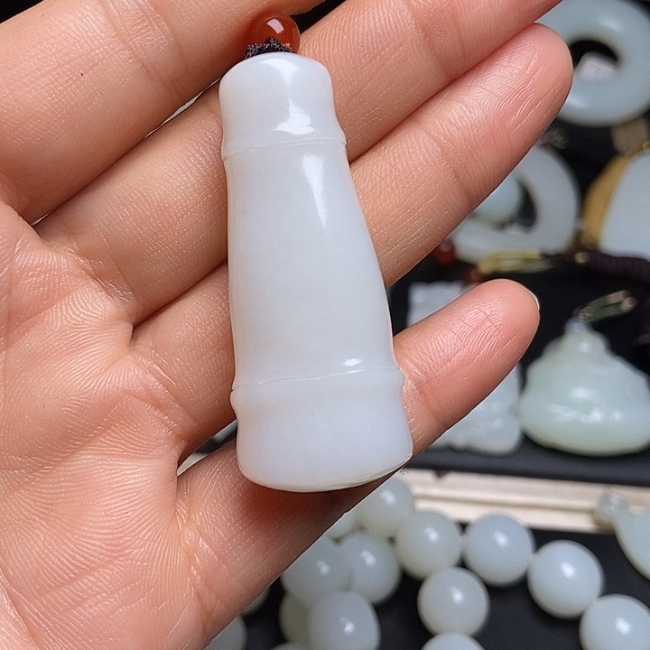 吊坠(不含链)未镶嵌和田玉够*?