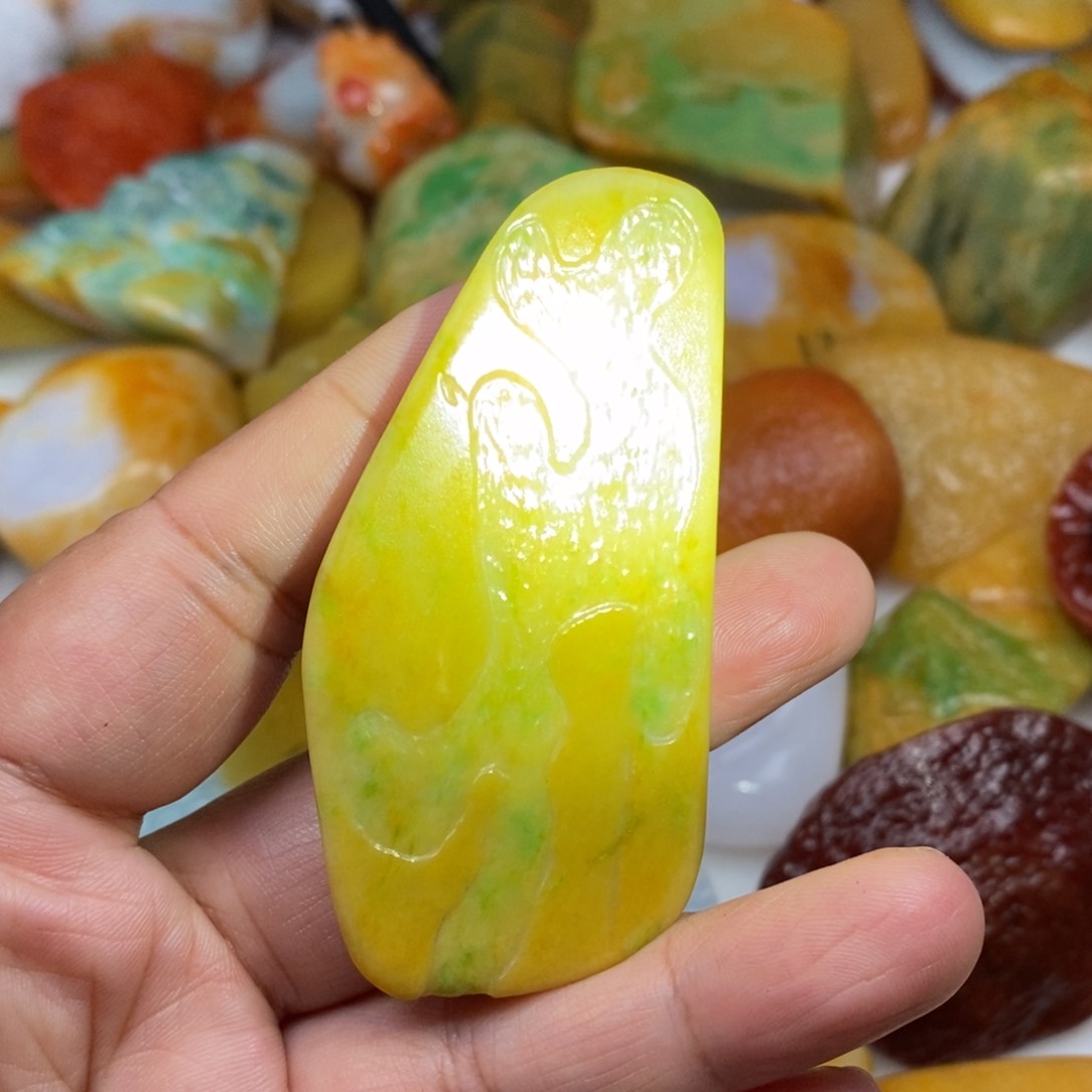 翡翠挂件未镶嵌缅甸的