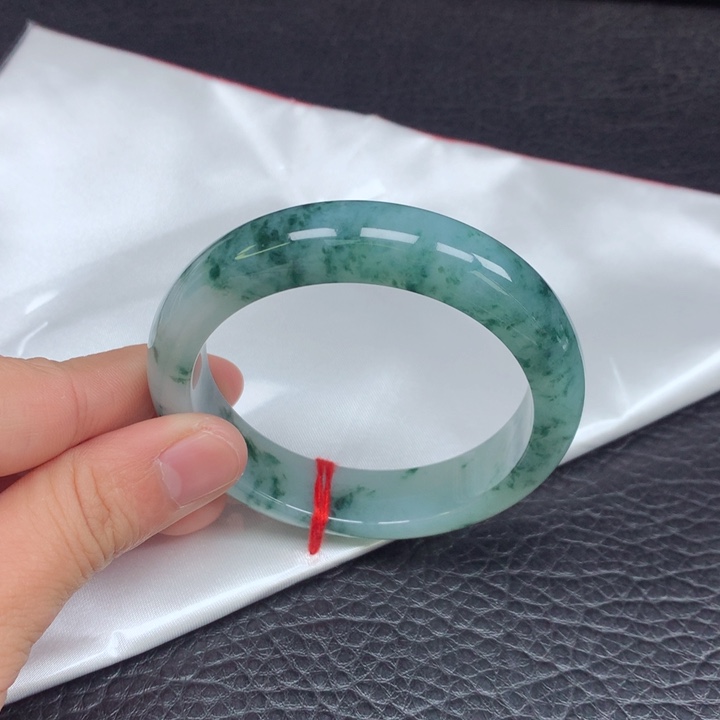 翡翠手镯未镶嵌。