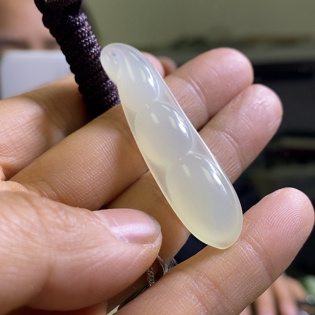 岫玉未镶嵌颈饰一个