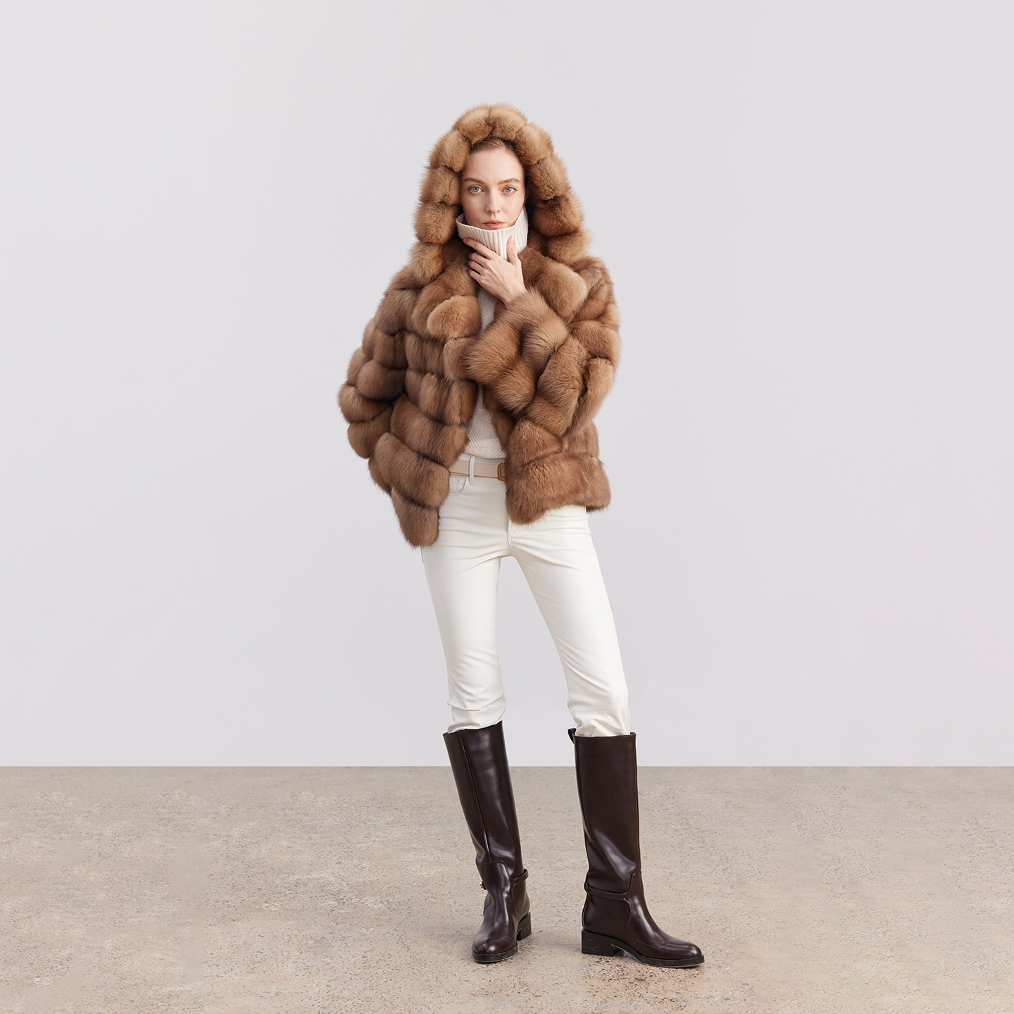 QIQIFUR 冬季新品大翻领连帽短款宽松版型皮草外套横排貂毛