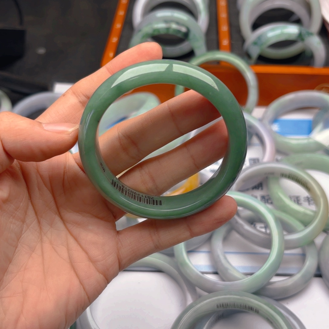 翡翠未镶嵌手镯556x6. 96