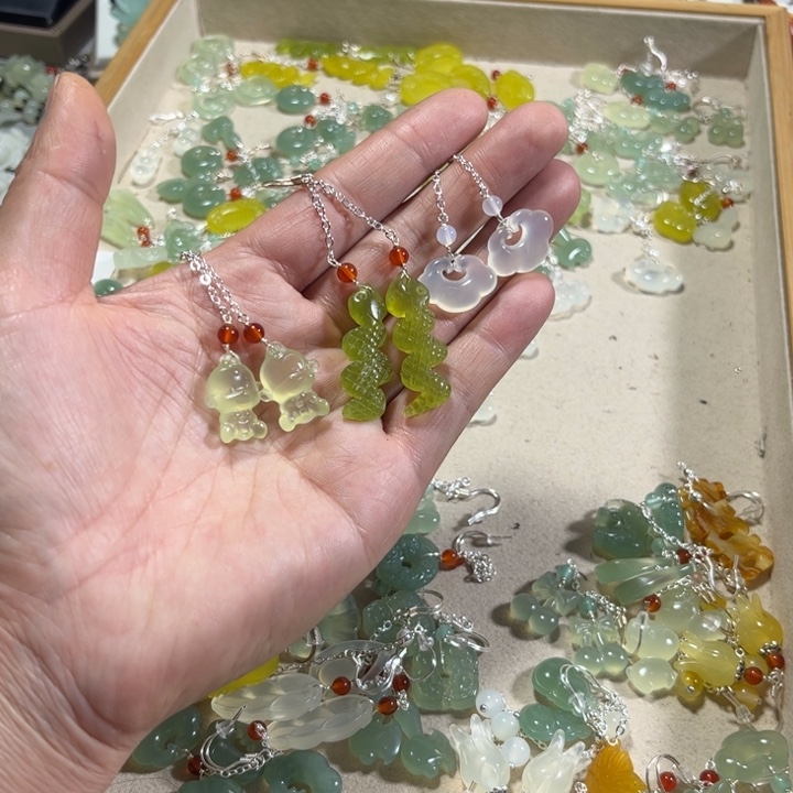 蛇纹石玉耳饰未镶嵌