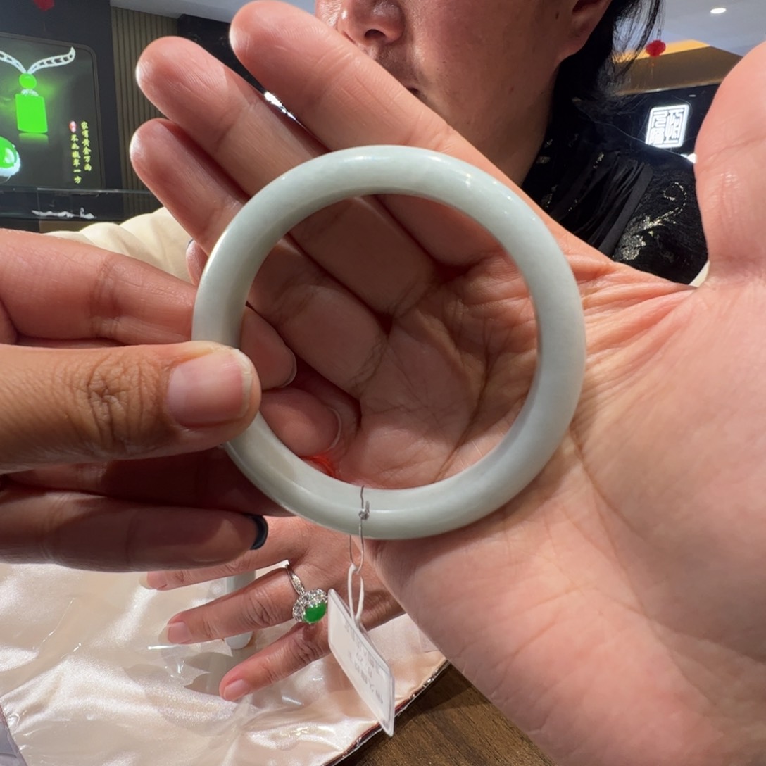 翡翠手镯未镶嵌奶绿