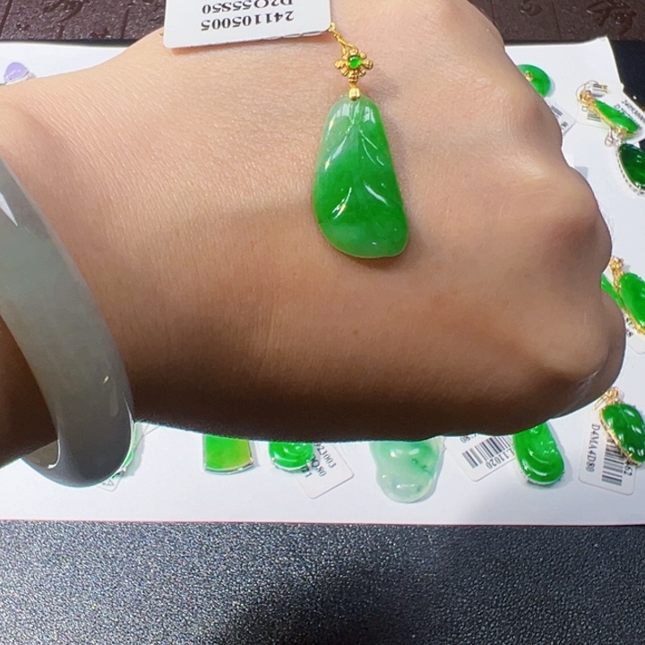 翡翠挂件18K金镶嵌翡翠