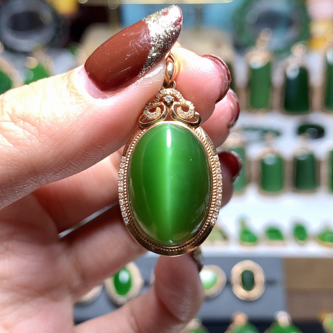 和田玉挂件18K金镶嵌