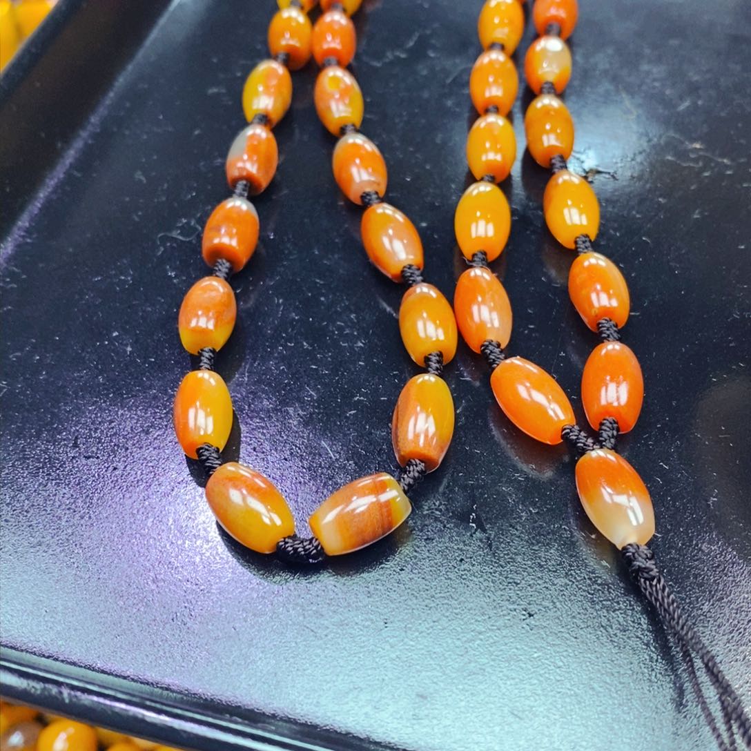 未镶嵌石英质玉（黄龙玉）颈饰