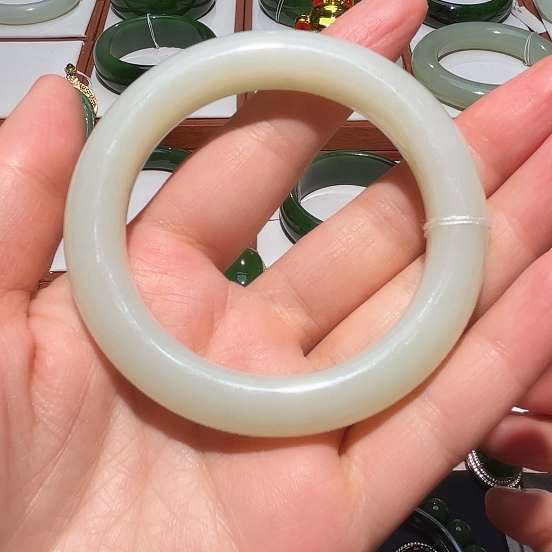 和田玉未镶嵌手镯