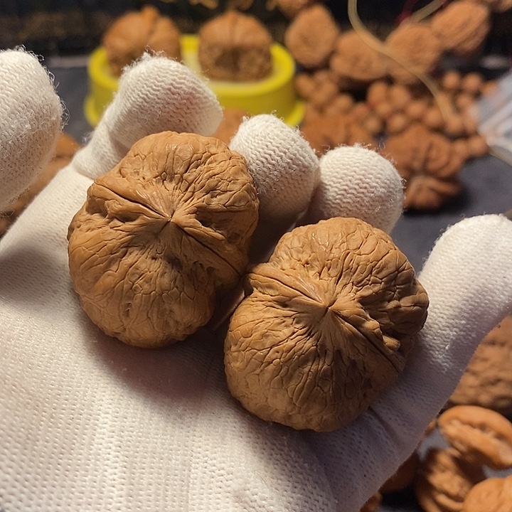 转***儿文玩核桃把件42云铁元宝